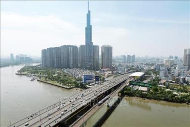 Đoàn tàu tuyến Metro số 1 Bến Thành - Suối Tiên đi qua ga An Phú, cầu bắc qua sông Sài Gòn. Ảnh: Quốc Khánh/TTXVN